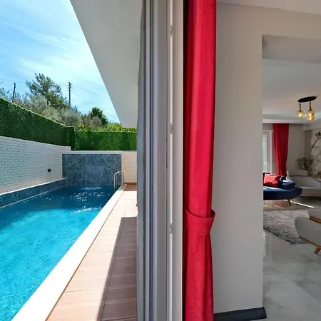 With Pool - فتحية