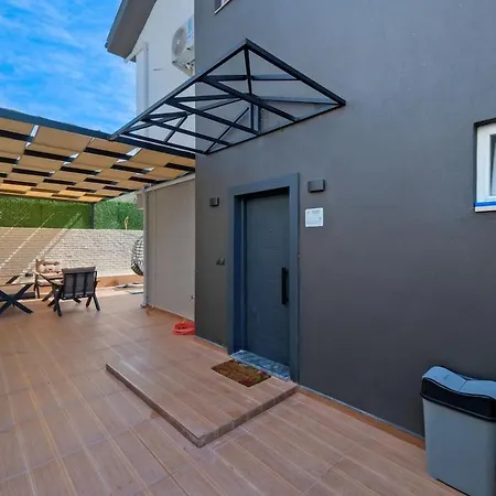 Villa With Pool - *